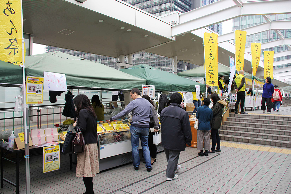 多くの人々でにぎわう会場