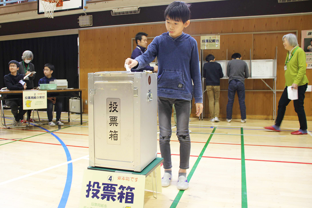 模擬投票をする児童