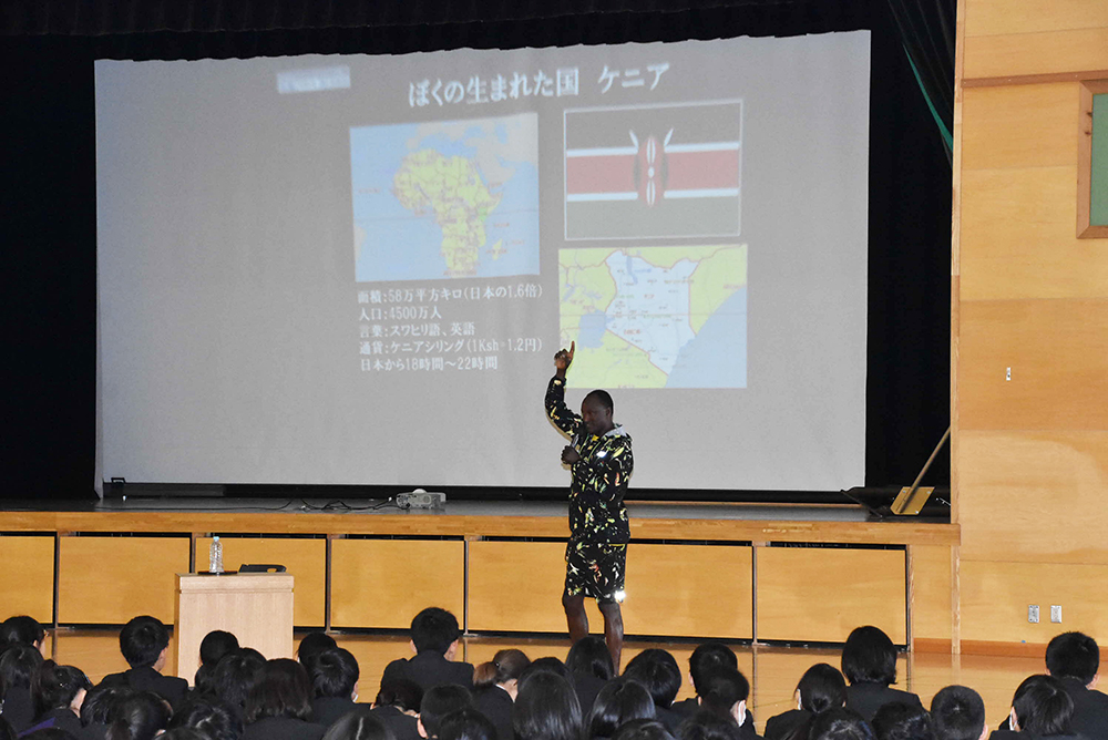 ケニアの文化などを紹介するワイナイナさん