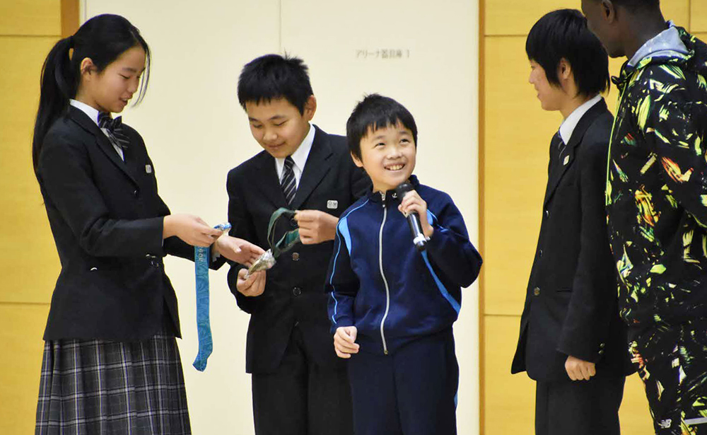 オリンピックのメダルを見て興奮気味の子どもたち