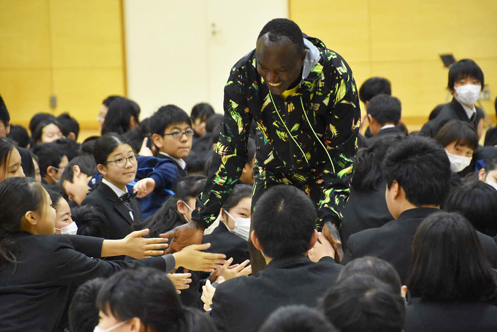 子どもたちとタッチしながら退場するワイナイナさん