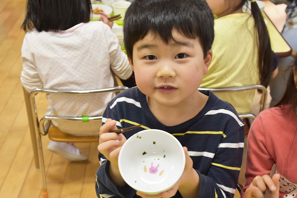 アルファ化米を使ったわかめご飯を完食した園児