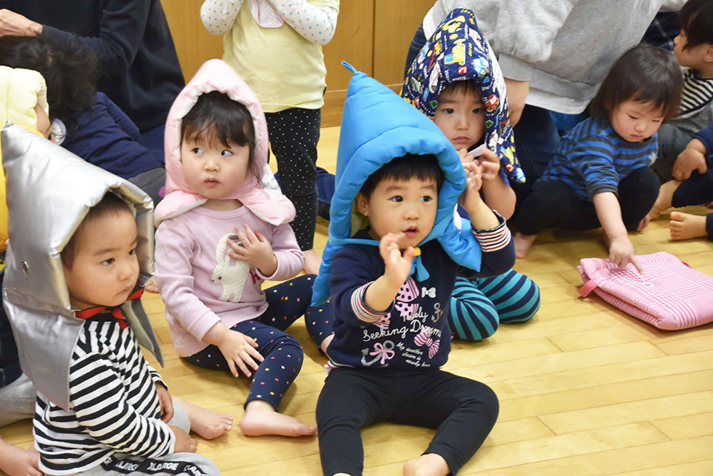 防災頭巾をかぶってホールに集合した園児たち