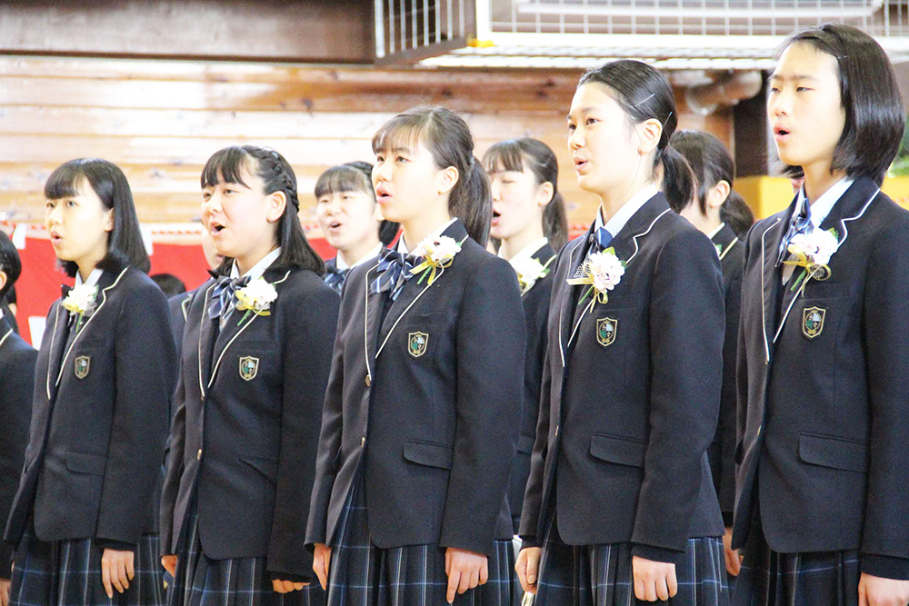 校歌合唱をする女子生徒