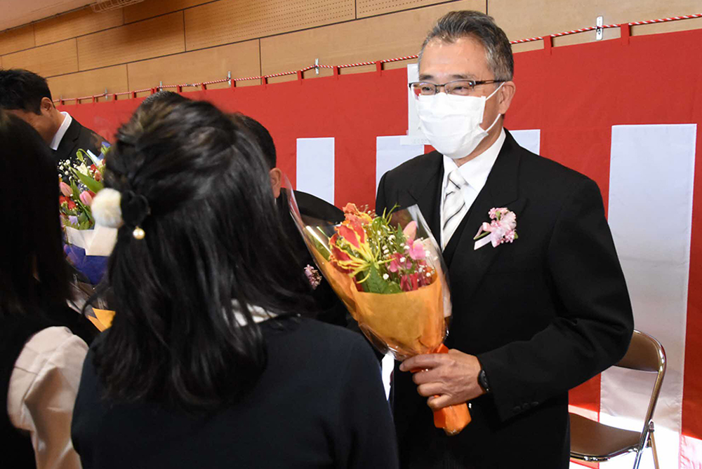 卒業生から花束プレゼントのサプライズ