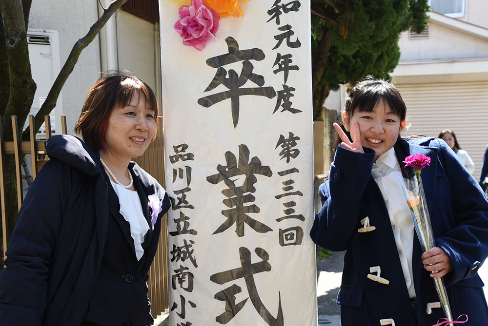 卒業生とお母さん