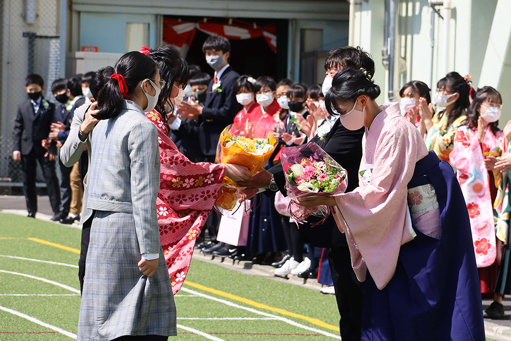 担任の先生方にお礼の花束を贈呈