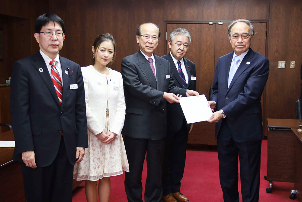 濱野区長へ報告書が手渡された