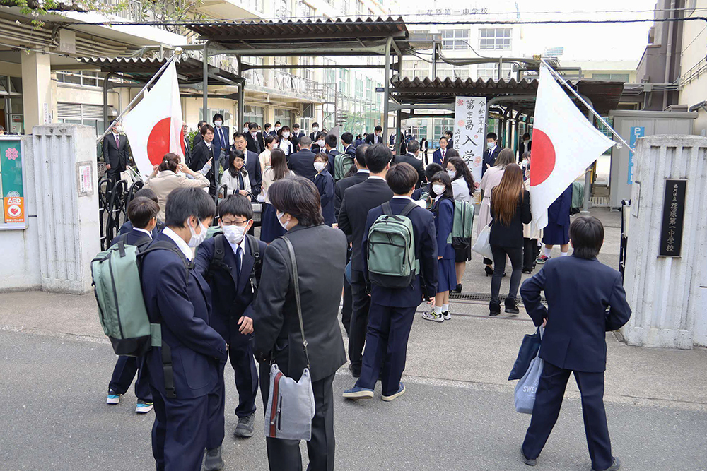 新入生で賑わう学校入り口