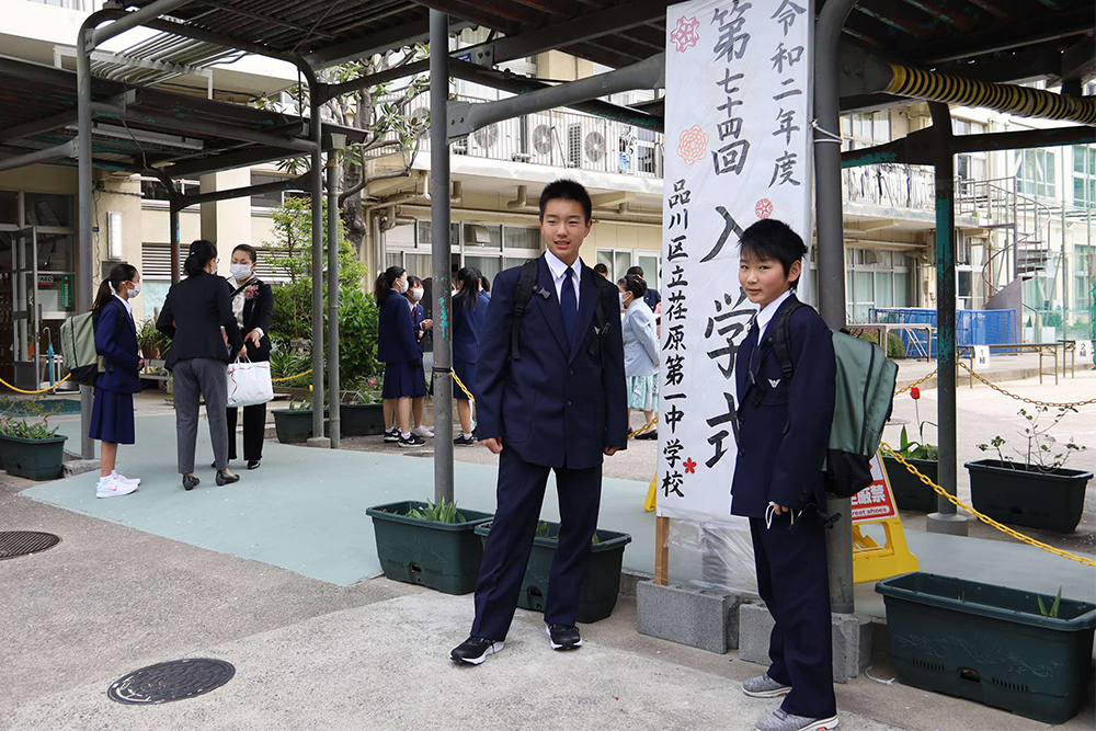 記念撮影する男子生徒二人