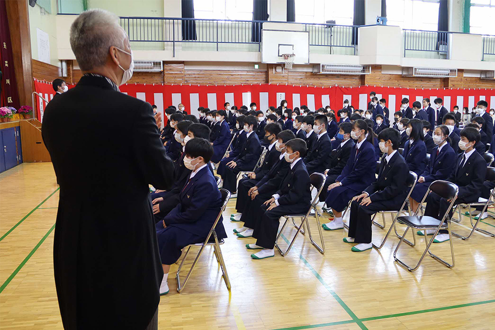 新入生を見守る校長