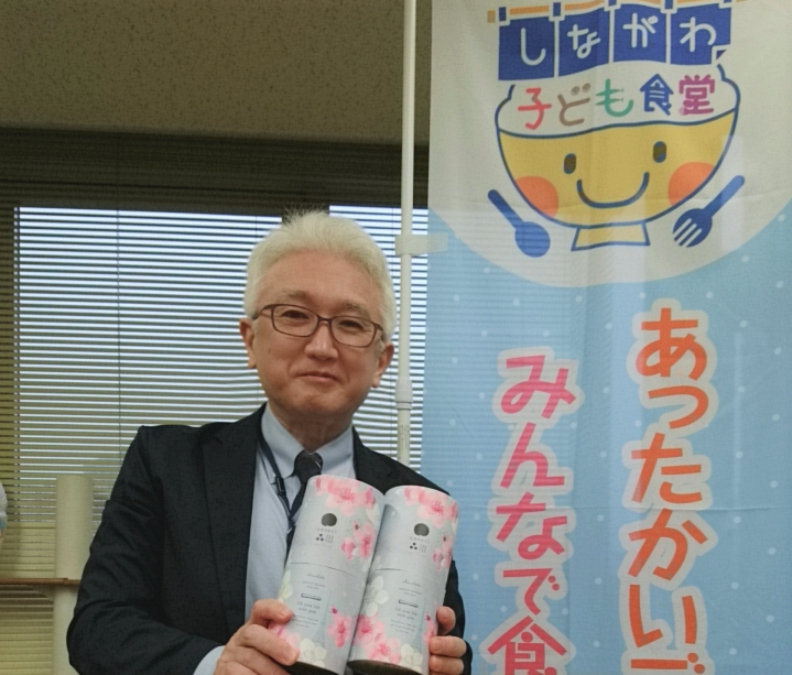 寄付されたお菓子を受け取るしながわ子ども食堂ネットワーク事務局岡田室長