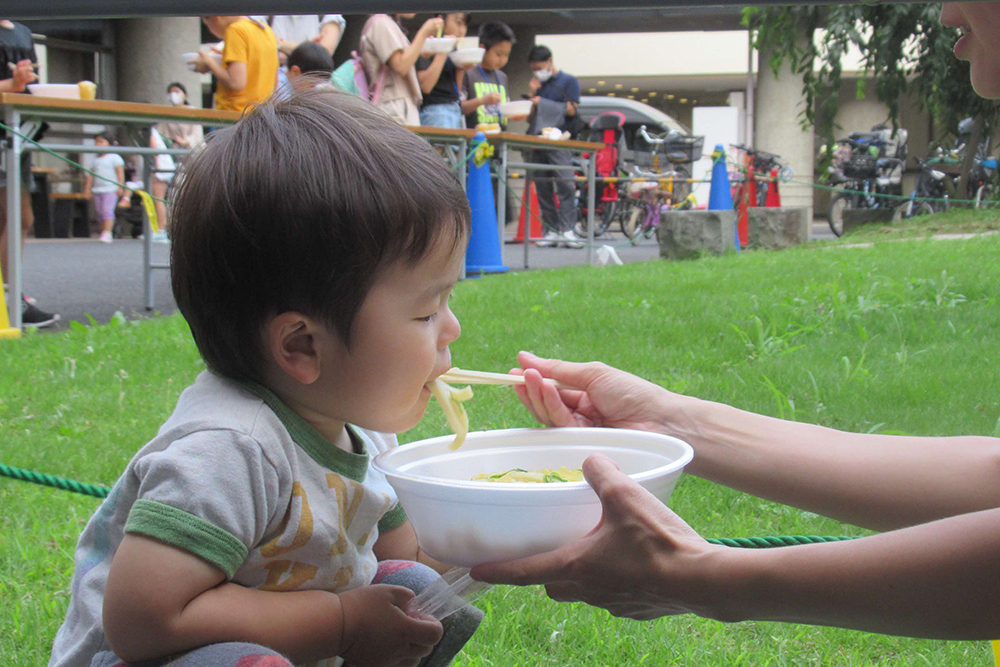 うどんを食べる小さい子