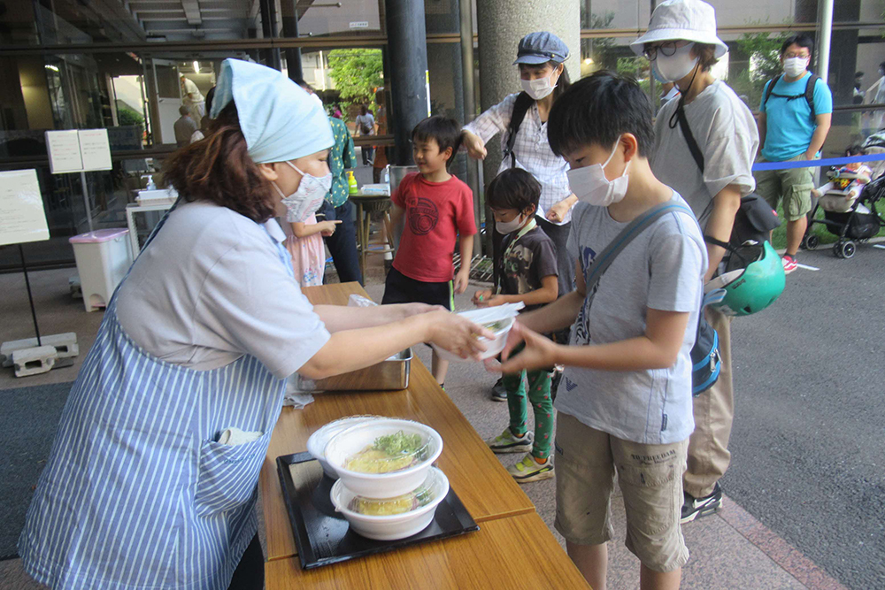 うどんをもらう男の子