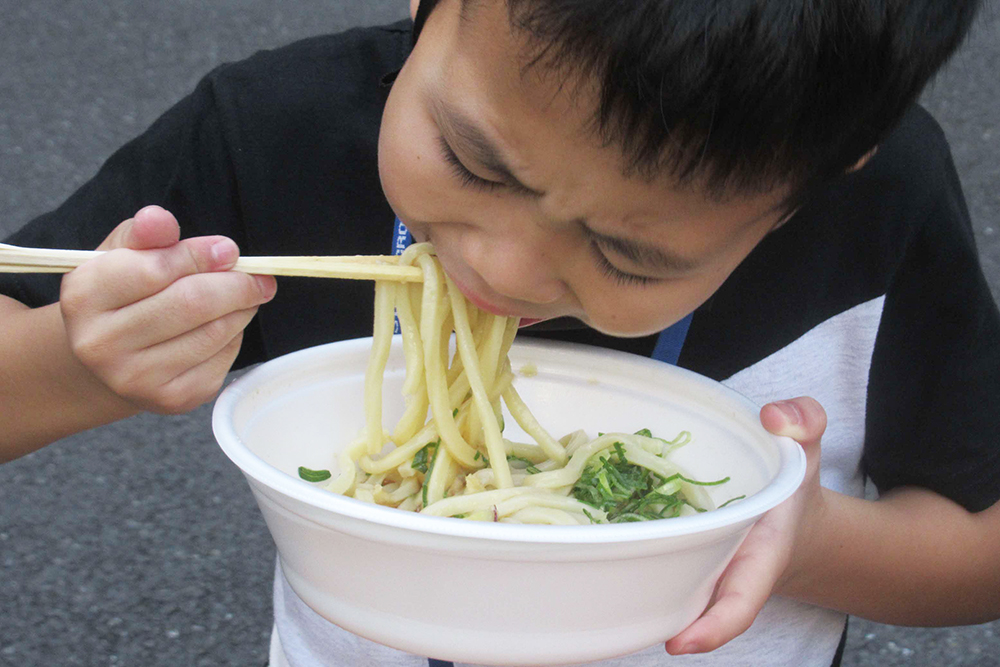 うどんを食べる男の子