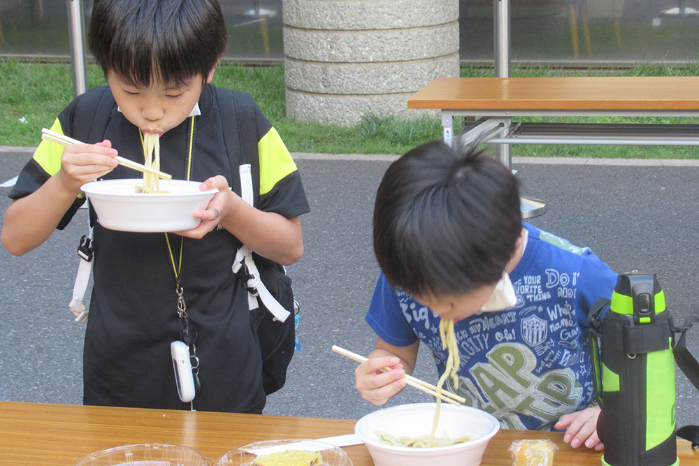 うどんを食べる二人の男の子