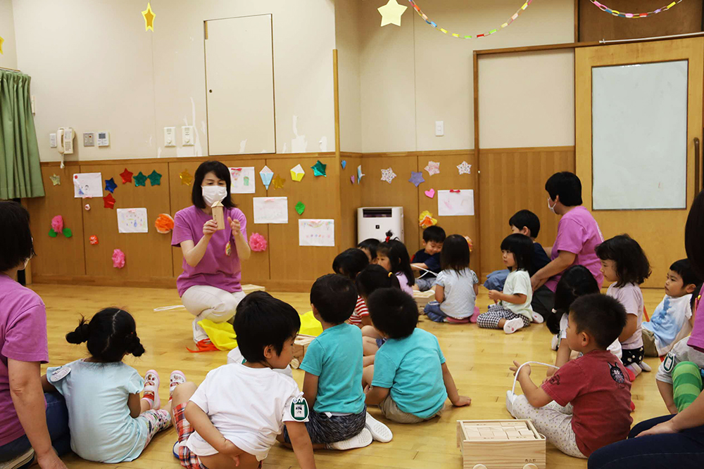 桑原園長が積み木の説明