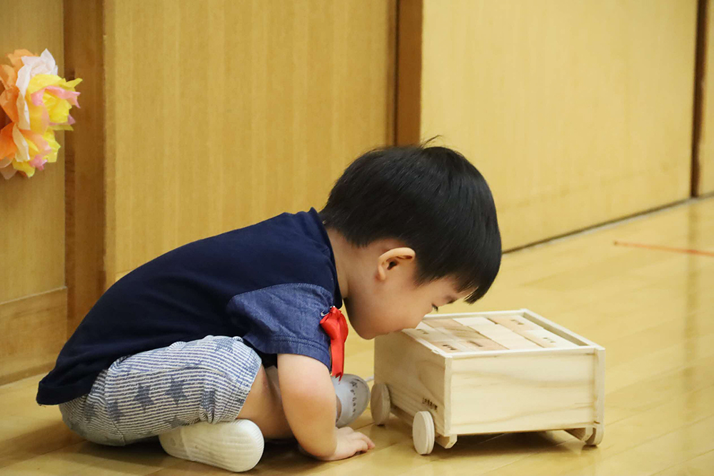 西山杉の匂いを楽しむ園児