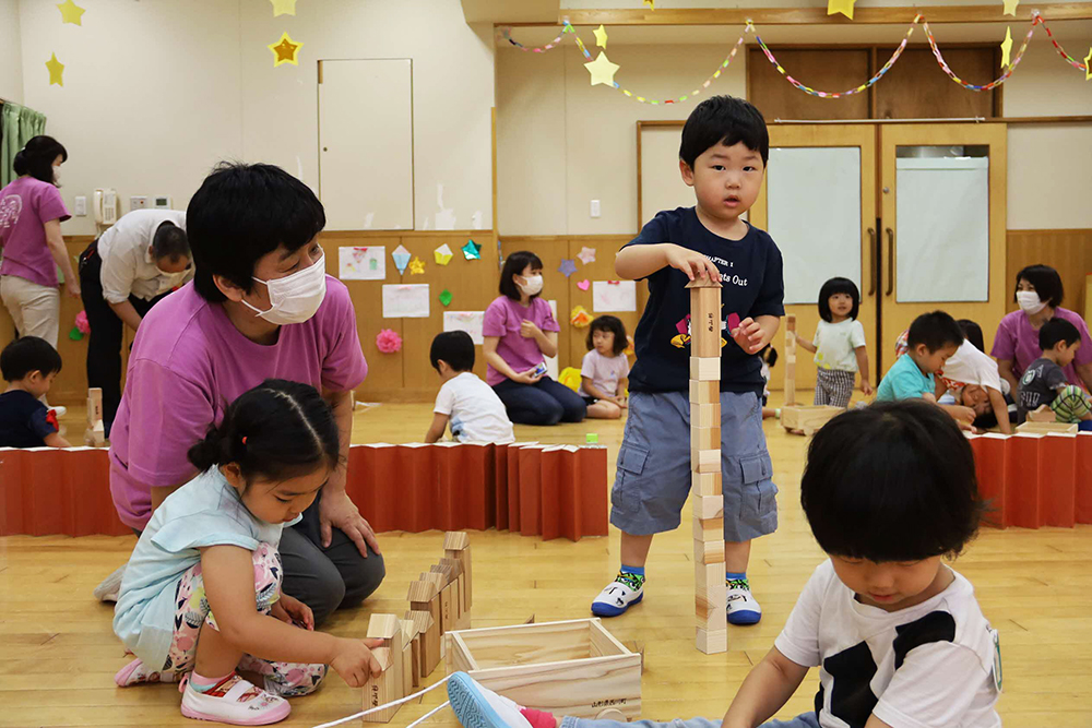 とにかく高く高く積み上げる男の子