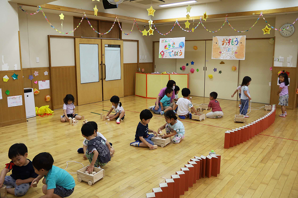 教室のあちこちで積み木を楽しむ園児たち