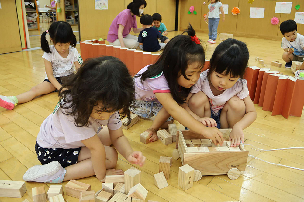 積み木の後片付けも協力して行う