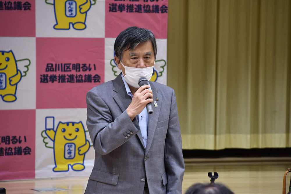 あいさつする谷口会長