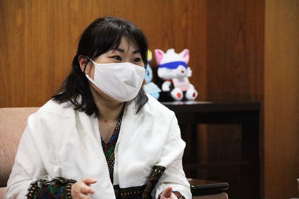 派遣の報告をする加藤さん