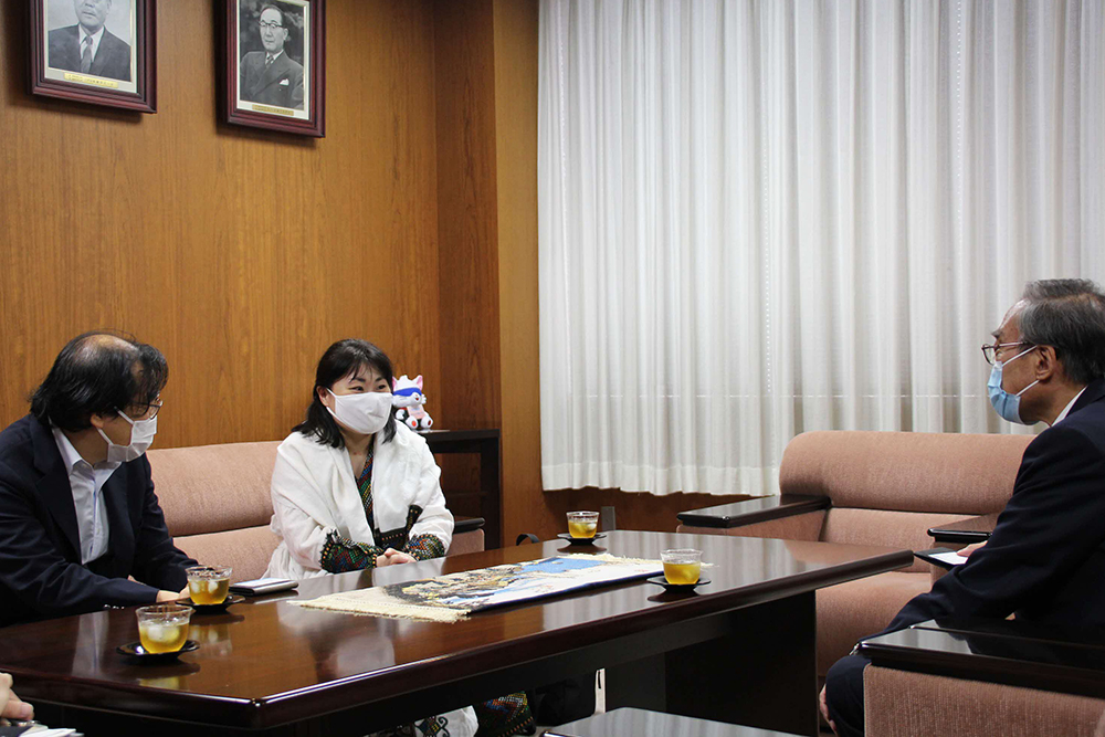 懇談の様子 左はJICA東京センターの田中所長