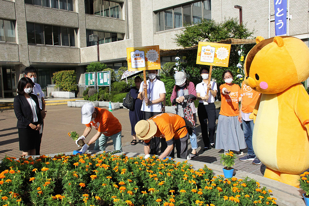 認知症当事者の方が最後の4株を植栽