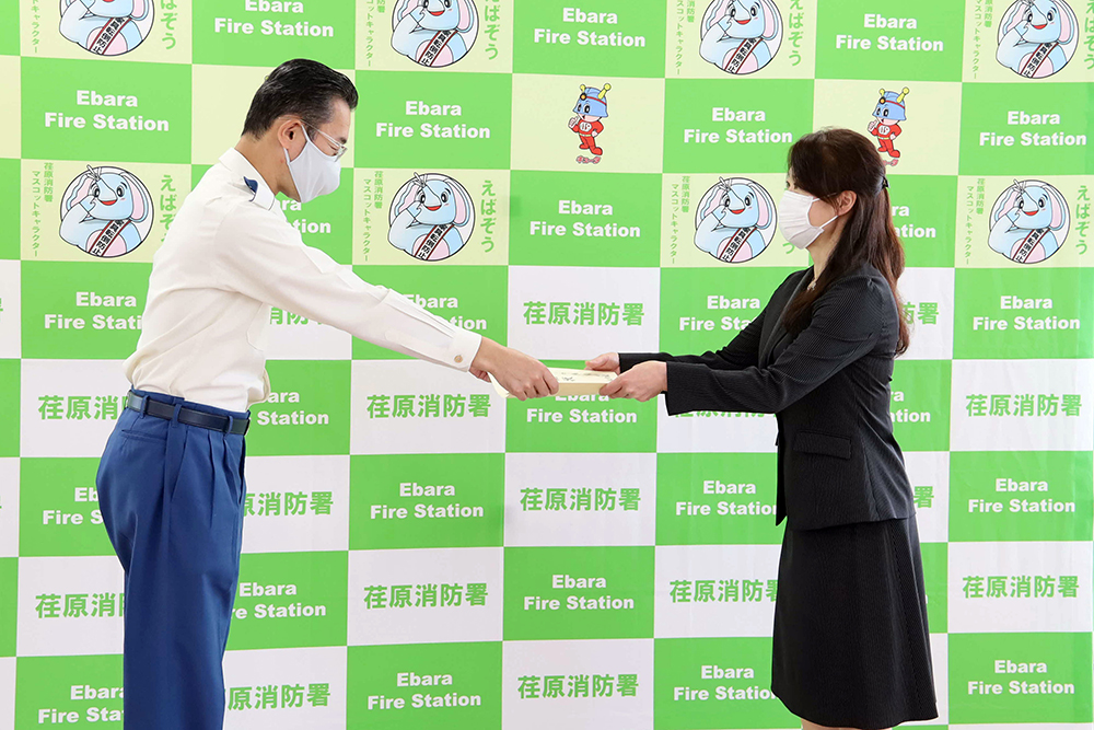 感謝状を受け取る区立荏原保育園代表者
