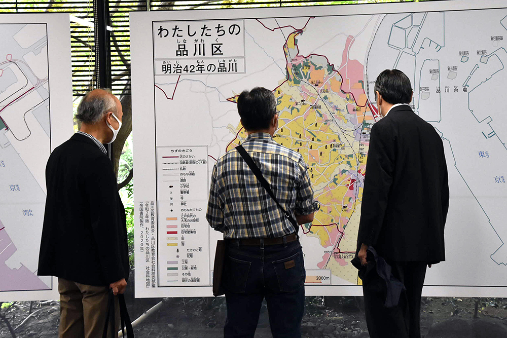 地図を見る男性3人