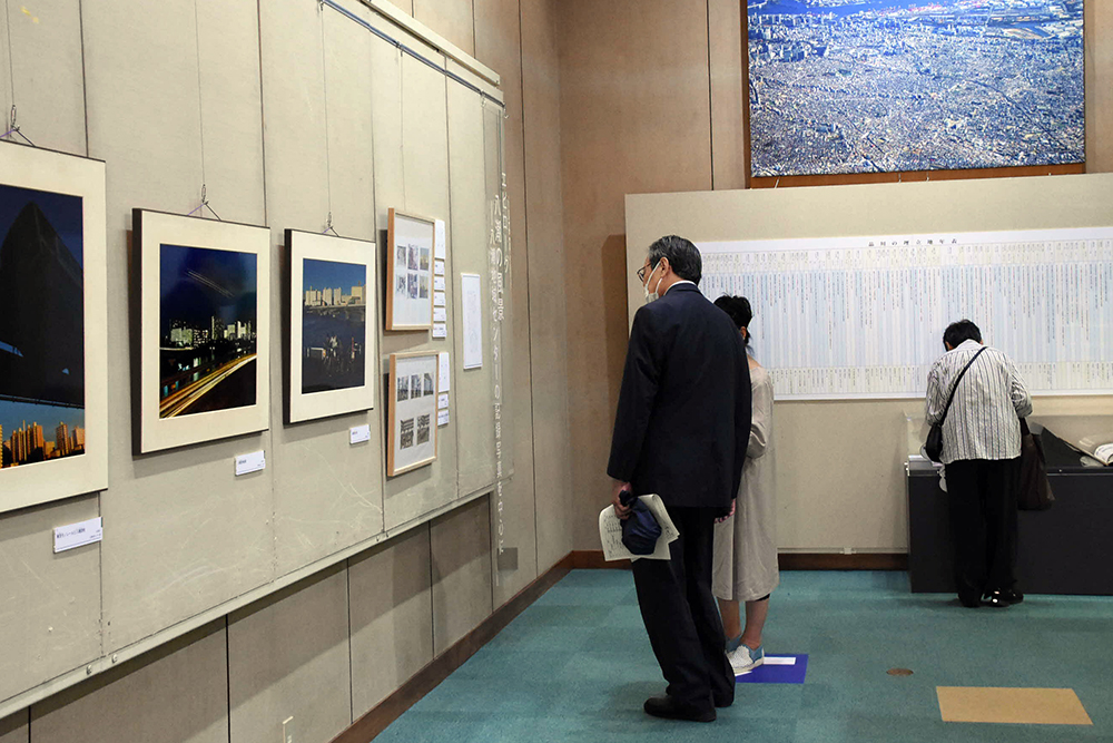 展示を見る男性