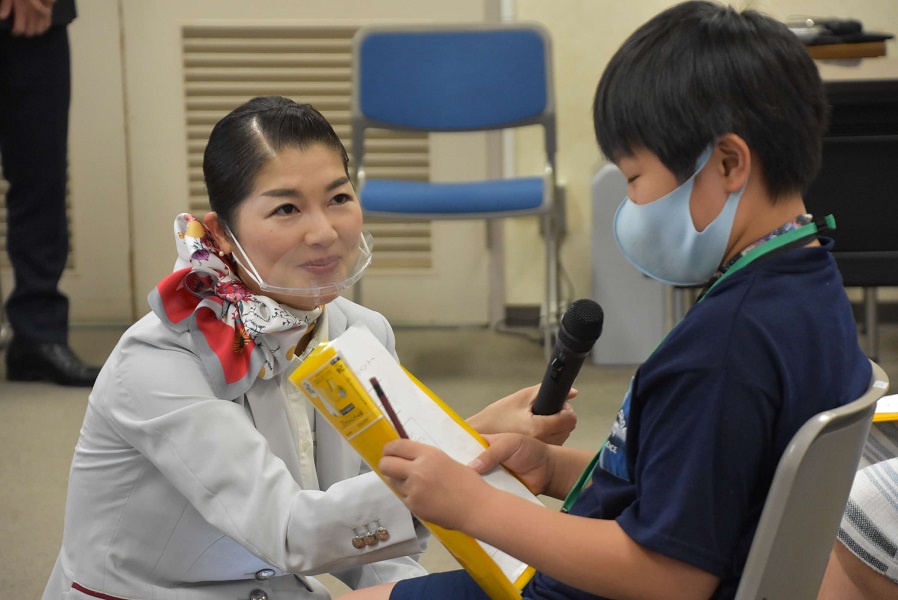 インタビューに答える男の子