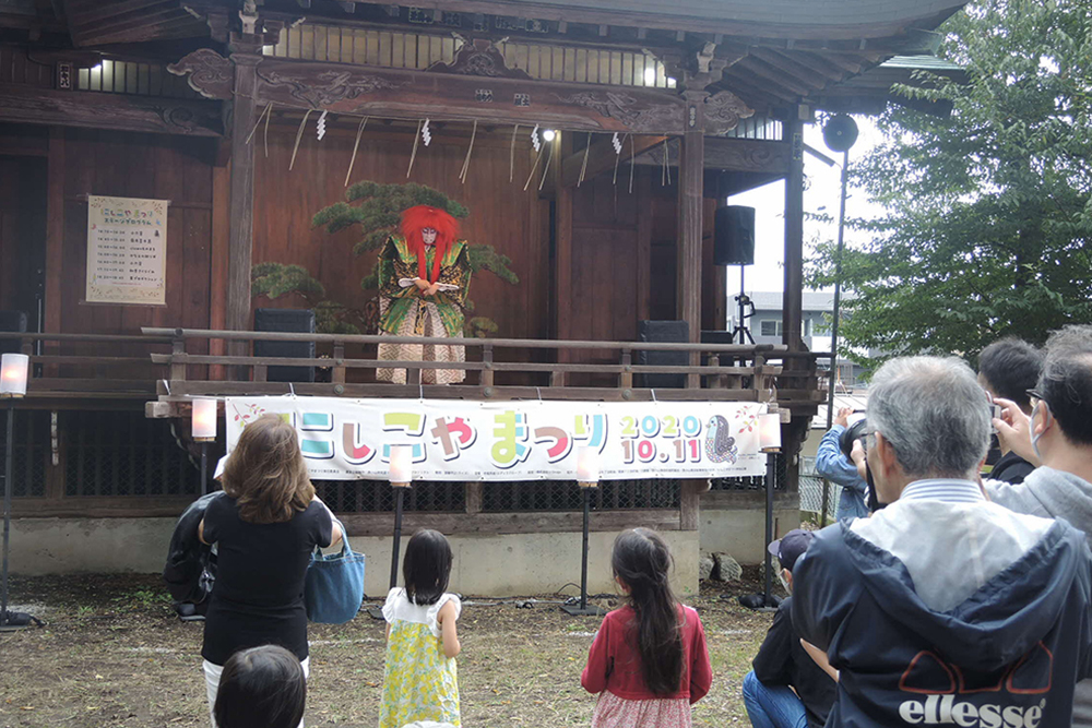 神社の舞台で獅子演武