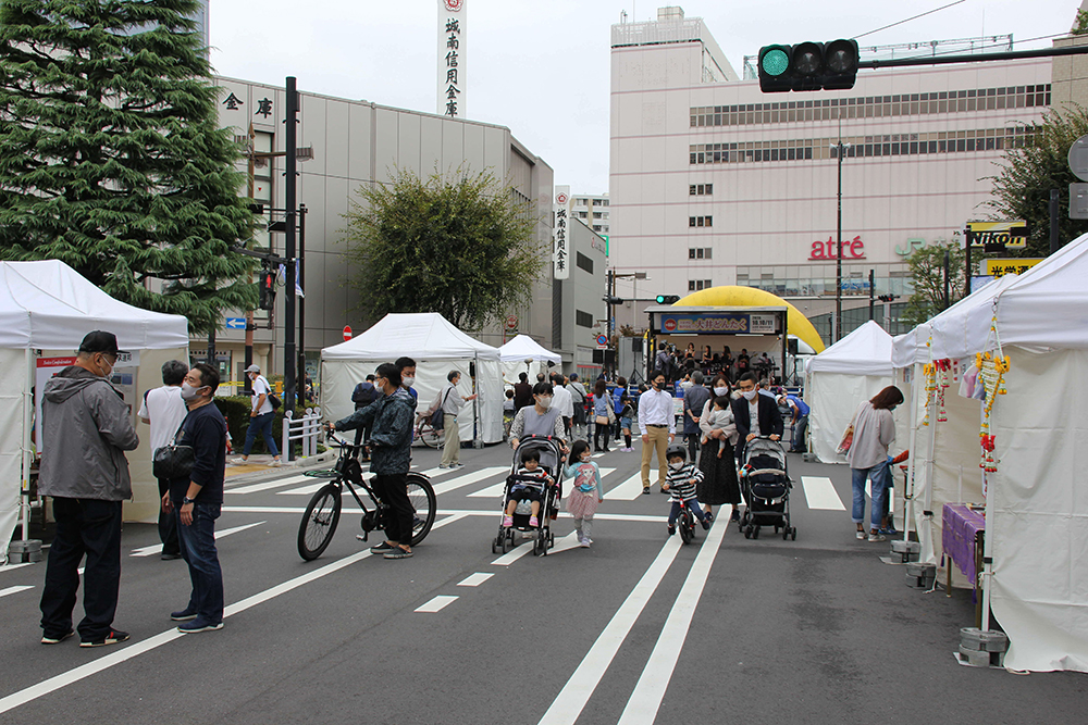 人でにぎわう会場