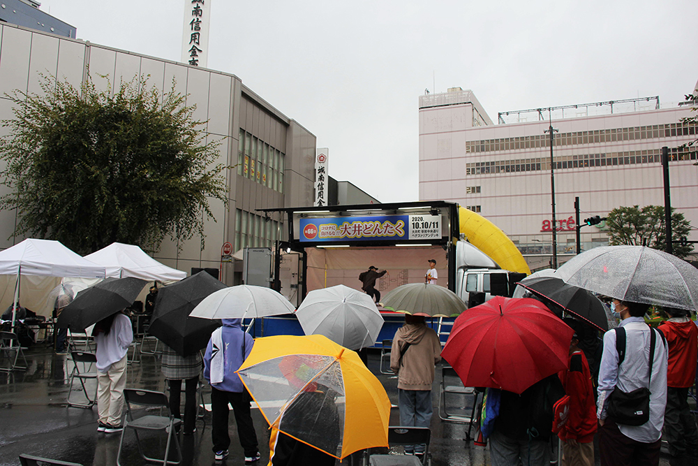 初日は雨の中ダンスコンテストなどが行われた