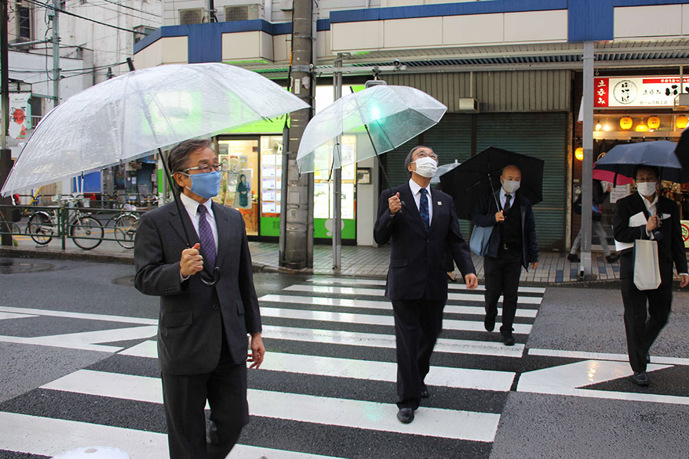 区役所通りを歩く区長たち