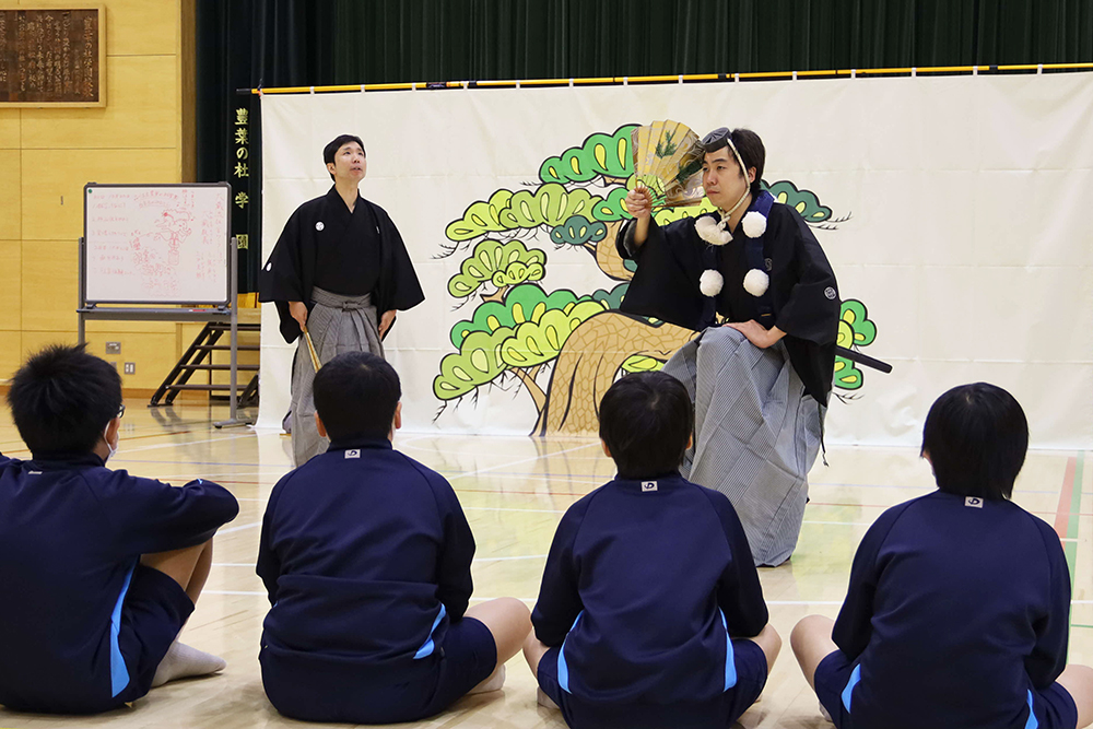 狂言「柿山伏」を鑑賞する様子