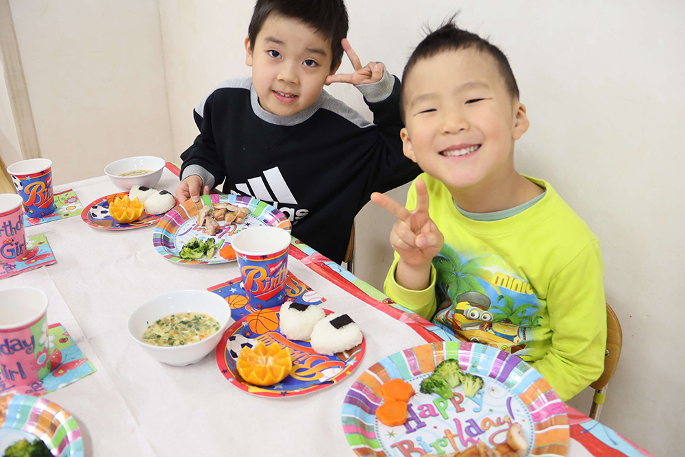 寄贈された紙食器で給食を食べる子ども