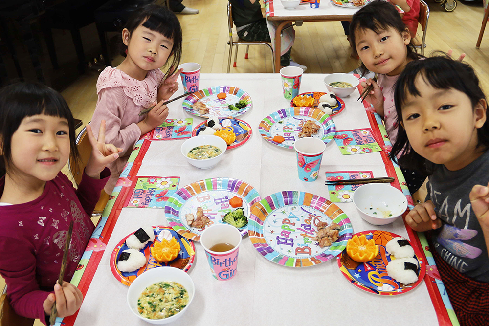 お祝い給食に笑顔を見せる子どもたち