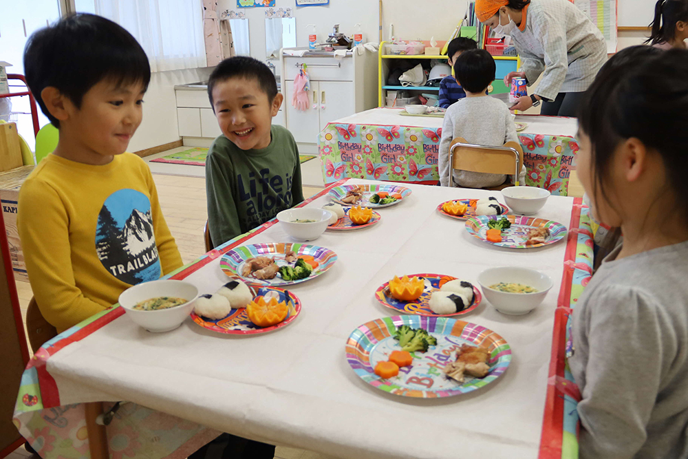 給食を楽しむ様子