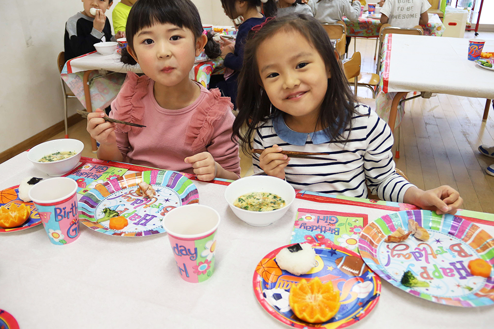 お祝い給食を楽しむ子どもたち