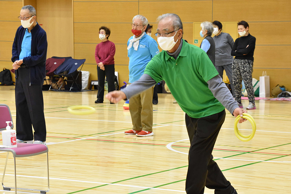 輪を投げる参加者