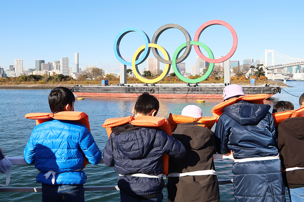 東京湾に浮かぶ東京オリンピックのモニュメント