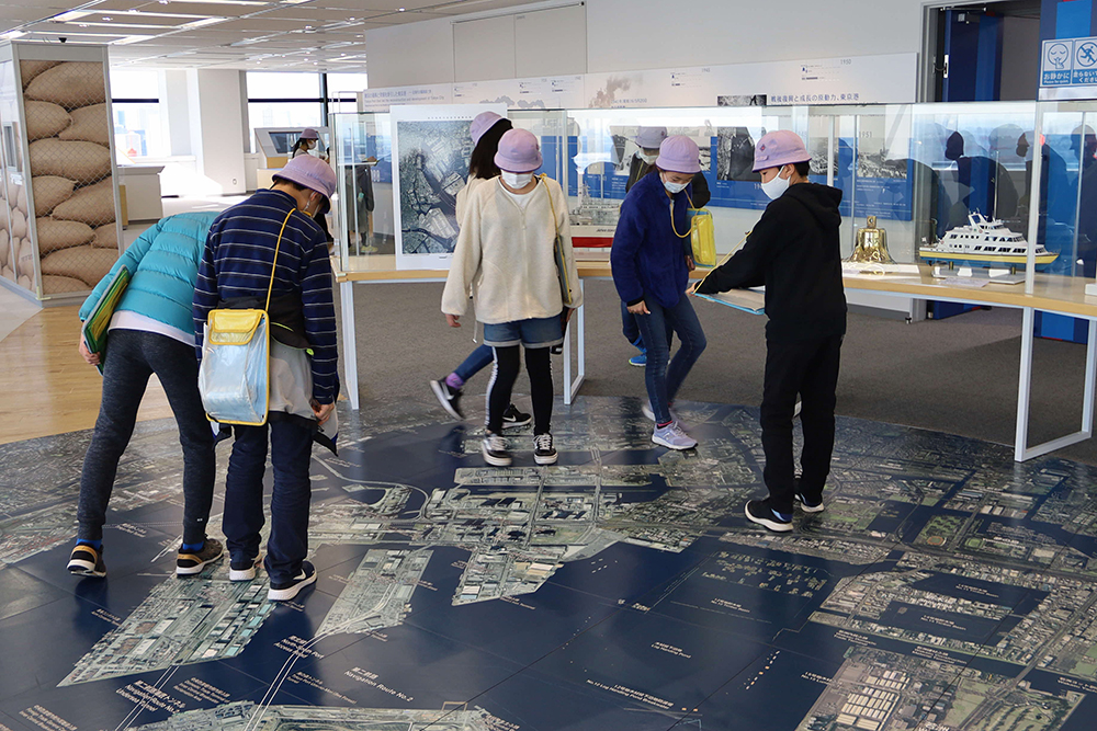 東京ミナトリエの地面に描かれた地図を見る子どもたち