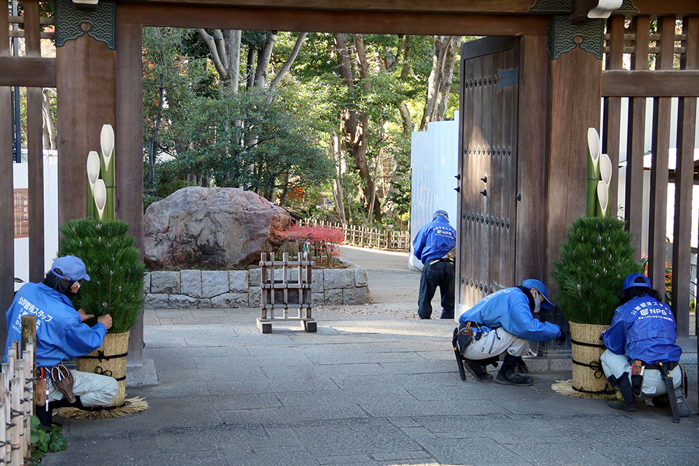 公園管理の皆さんが作業をする様子