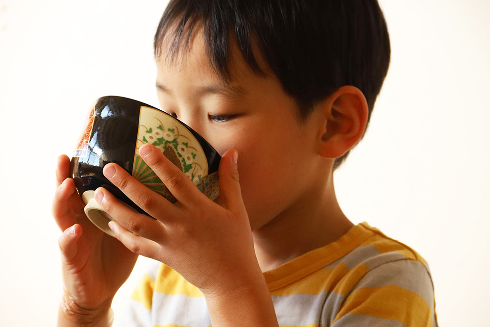 お茶を飲む子どもアップ