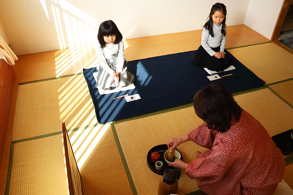 お茶を点てる様子を見る子ども