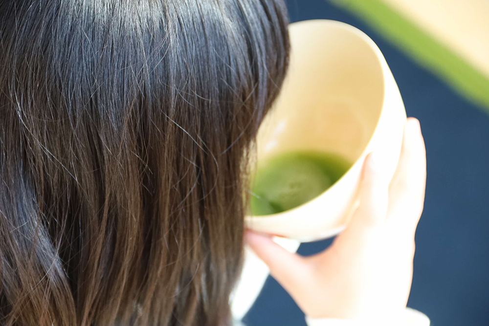 お茶を飲む子どものバックショット