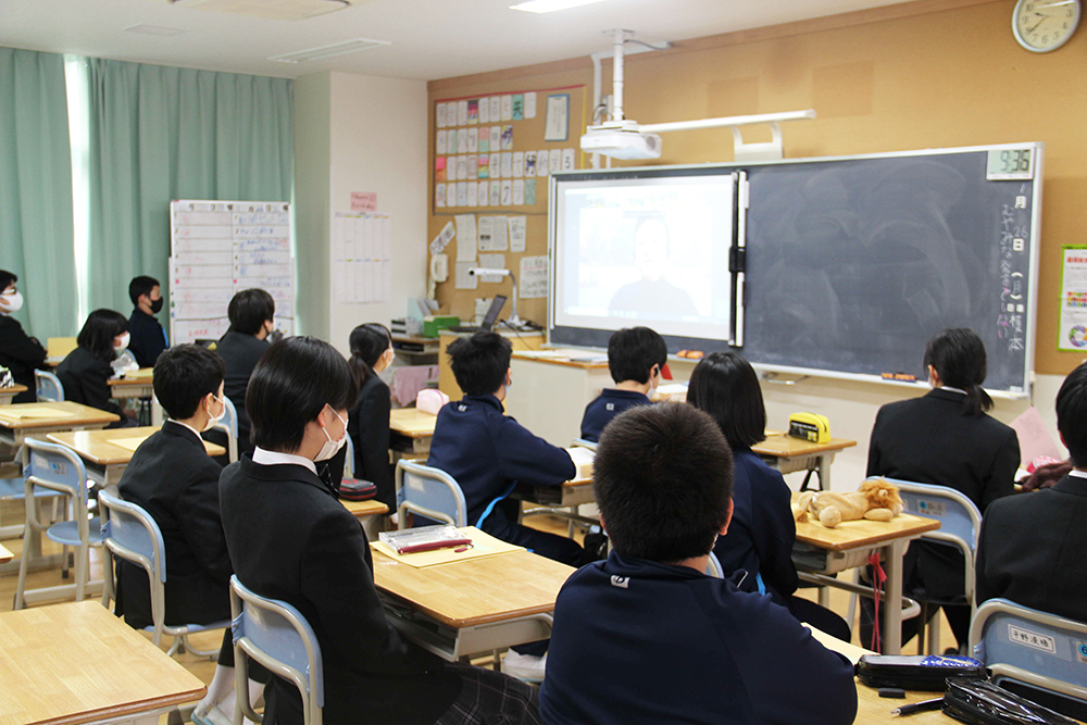 桑原さんの講義を聞く生徒